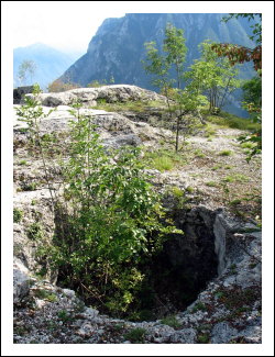 Geschtzdeck, Brunnen und Blick auf Monte Altissim